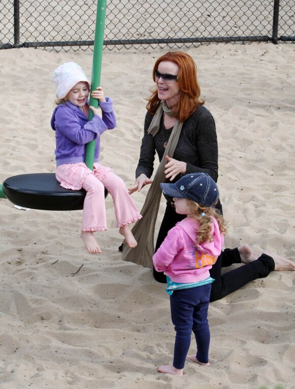 Marcia Cross et ses filles dans un parc, le 23 avril 2010 à Los Angeles