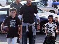 Quand David Beckham se met au football américain avec ses fils... le petit dernier se prend un ballon en pleine figure !