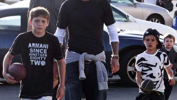 Quand David Beckham se met au football américain avec ses fils... le petit dernier se prend un ballon en pleine figure !