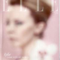 Kylie Minogue : Joliment poudrée, elle prend la pose comme son chéri...
