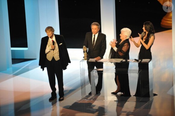 Laurent Terzieff, aux côtés de Michel et Marie Drucker, mais également de Line Renaud, à la 24e cérémonie des Molières, le 25 avril 2010.