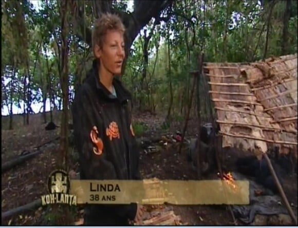 Linda a compris la leçon : il faut faire une cabane ! (Koh Lanta, 30 avril 2010)