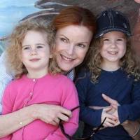 Marcia Cross : La jolie rousse prend la pose avec ses adorables jumelles !