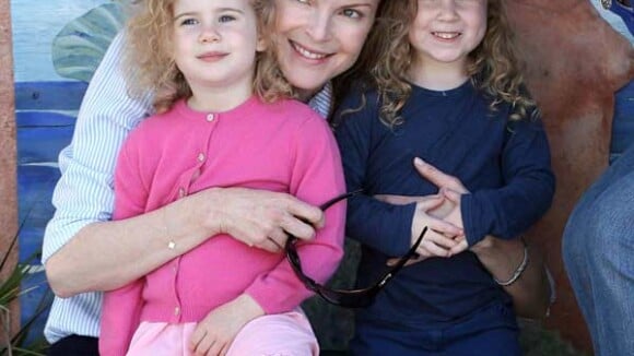 Marcia Cross : La jolie rousse prend la pose avec ses adorables jumelles !