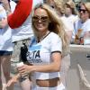 Pamela Anderson participe à une marche à travers Malibu organisée par la PeTA, suivie de la remise en liberté d'un pélican, dimanche 2 mai.