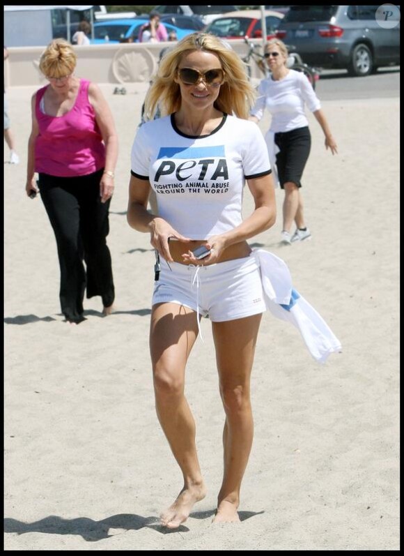 Pamela Anderson participe à une marche à travers Malibu organisée par la PeTA, suivie de la remise en liberté d'un pélican, dimanche 2 mai.