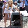 Pamela Anderson participe à une marche à travers Malibu organisée par la PeTA, suivie de la remise en liberté d'un pélican, dimanche 2 mai.