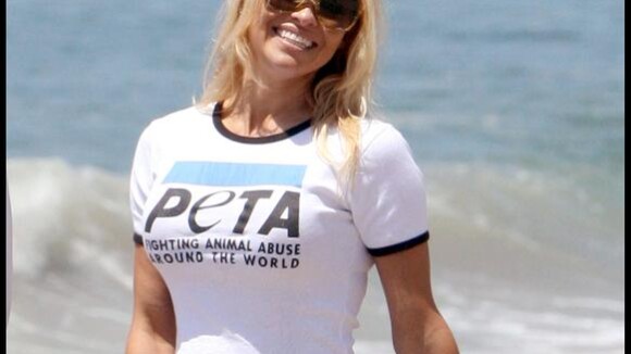 Pamela Anderson, amie des bêtes devant l'éternel : admirez son sublime... lâcher de pélicans !