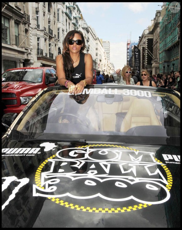 Le Gumball 3000 2010 a pris le départ de Londres le 1er mai : à bord de certains des plus beaux bolides de la planète, des stars ravies de partir en road-trip ! Sur la ligne de départ, la chanteuse Eve.