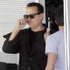 Tom Hanks pris en flagrant délit... avec les doigts dans le nez, sur le tournagede Larry Crowne (Los Angeles, 3 mai 2010)