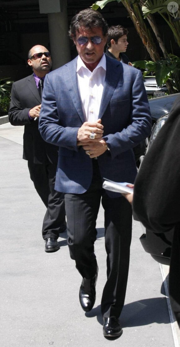 Sylvester Stallone arrive au Staples Center pour assister au match opposant les Los Angeles Lakers aux Utah Jazz le 2 mai 2010