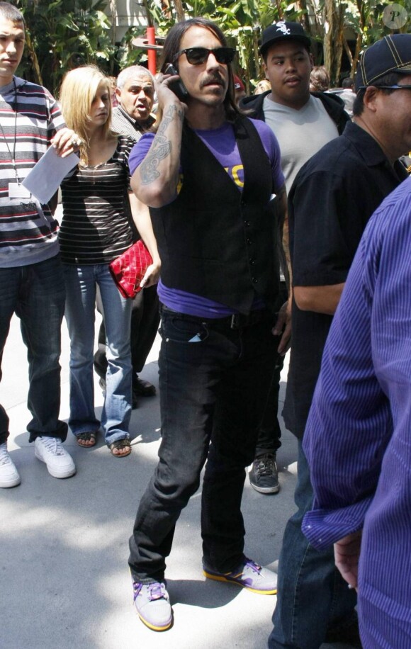 Anthony Kiedis arrive au Staples Center pour assister au match opposant les Los Angeles Lakers aux Utah Jazz le 2 mai 2010
