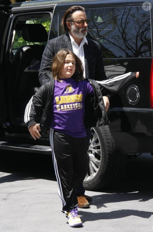 Andy Garcia et son fils Andres arrivent au Staples Center pour assister au match opposant les Los Angeles Lakers aux Utah Jazz le 2 mai 2010