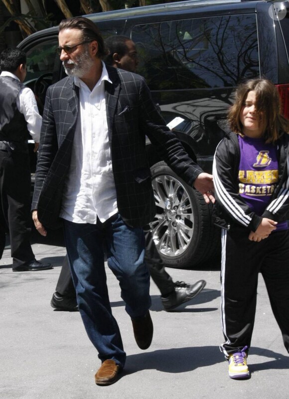 Andy Garcia et son fils Andres arrivent au Staples Center pour assister au match opposant les Los Angeles Lakers aux Utah Jazz le 2 mai 2010