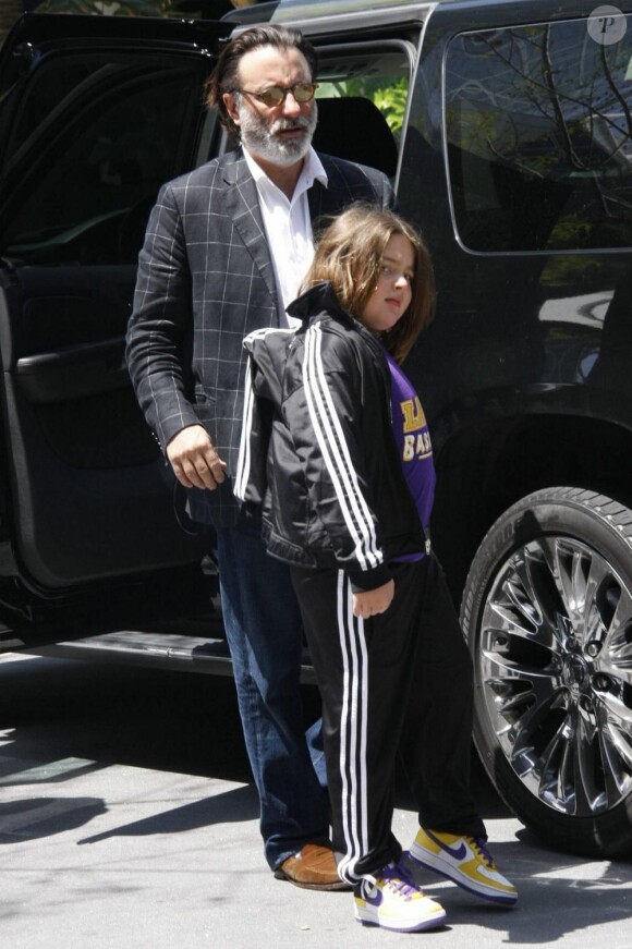 Andy Garcia et son fils Andres arrivent au Staples Center pour assister au match opposant les Los Angeles Lakers aux Utah Jazz le 2 mai 2010