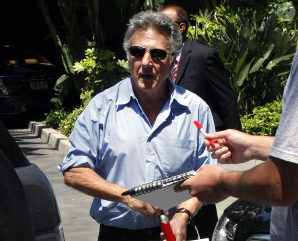 Dustin Hoffman arrive au Staples Center pour assister au match opposant les Los Angeles Lakers aux Utah Jazz le 2 mai 2010