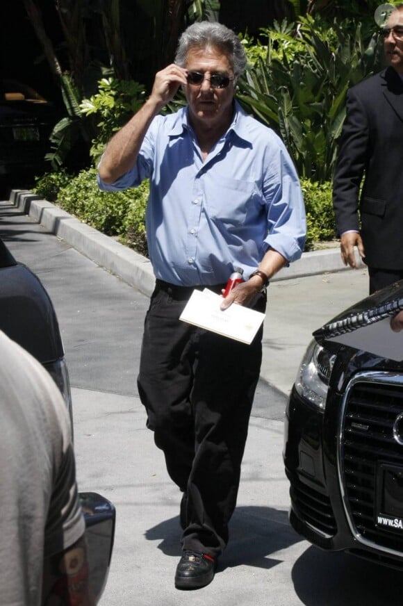 Dustin Hoffman arrive au Staples Center pour assister au match opposant les Los Angeles Lakers aux Utah Jazz le 2 mai 2010