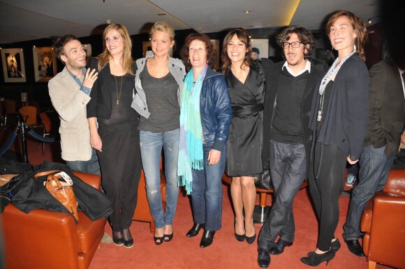 Toute l'équipe du film à l'occasion de l'avant-première de L'amour c'est mieux à deux, qui s'est tenue à l'UGC Ciné-Cité des Halles, à Paris, le 4 mai 2010.