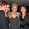 Virginie Efira entourée de ses partenaires à l'occasion de l'avant-première de  L'amour c'est mieux à deux , qui s'est tenue à l'UGC Ciné-Cité des Halles, à Paris, le 4 mai 2010.