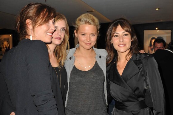 Virginie Efira entourée de ses partenaires à l'occasion de l'avant-première de L'amour c'est mieux à deux, qui s'est tenue à l'UGC Ciné-Cité des Halles, à Paris, le 4 mai 2010.