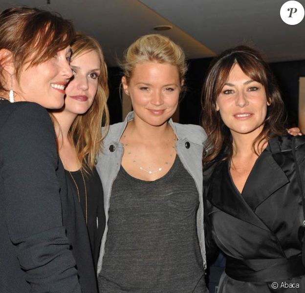 Virginie Efira entourée de ses partenaires à l'occasion de l'avant-première de L'amour c'est mieux à deux, qui s'est tenue à l'UGC Ciné-Cité des Halles, à Paris, le 4 mai 2010.