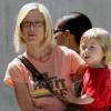 Tori Spelling et son fils Liam à West Hollywood, le 6 mai 2010