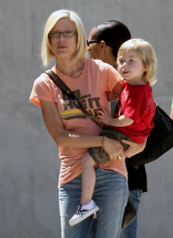 Tori Spelling et son fils Liam à West Hollywood, le 6 mai 2010