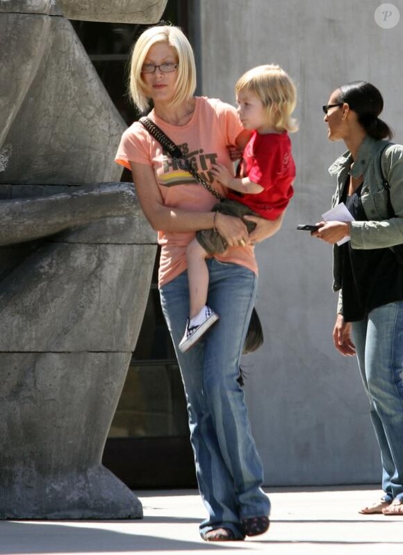 Tori Spelling et son fils Liam à West Hollywood, le 6 mai 2010