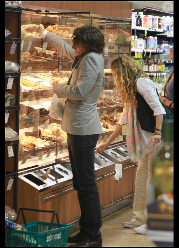 Paulina Rubio, en compagnie de son mari, font des courses dans un magasin de Miami, il y a quelques jours.