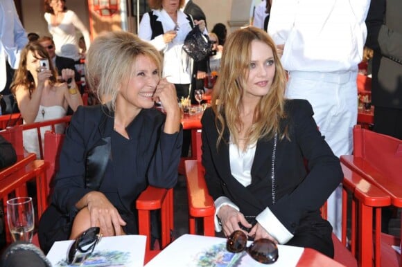 Vanessa Paradis et Anne-Florence Schmitt au défilé Croisière de Chanel, à Saint-Tropez.