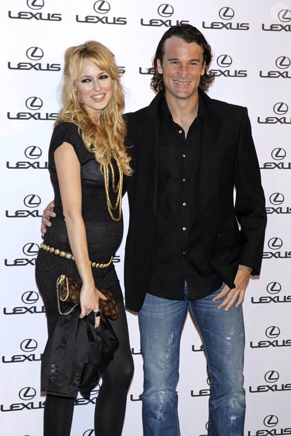 Carlos Moya et sa compagne Caroline Cerezuela à la Luxurious Lexus party à Madrid, le 11 mai 2010