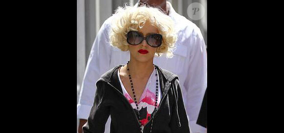 La chanteuse Christina Aguilera toujours stylée, avec sa coiffure rétro, ses lèvres franches et ses lunettes Moschino !