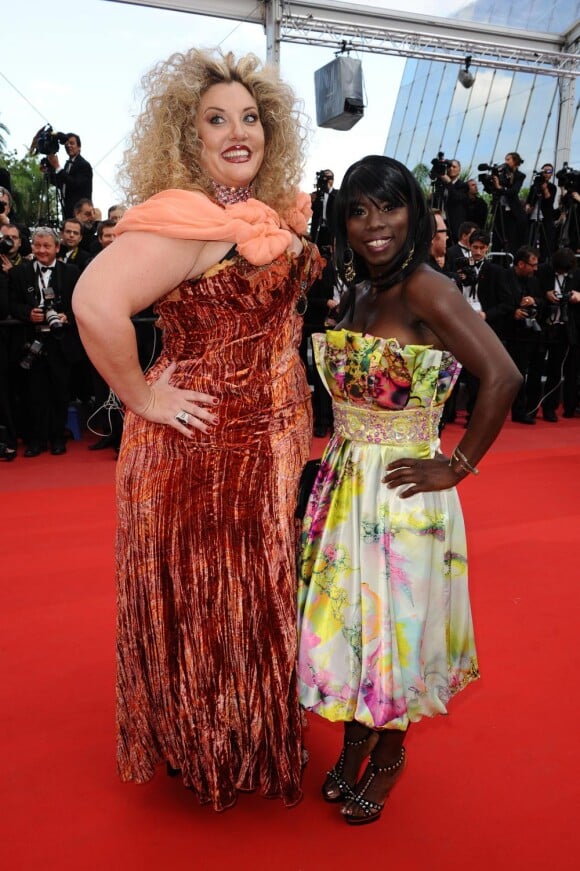 Velvet d'Amour et Surya Bonaly lors de la montée des marches du film de Mathieu Amalric à Cannes le 13 mai 2010