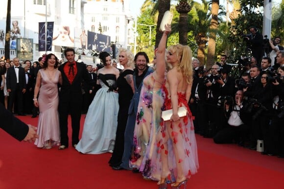 L'équipe du film Tournée de Mathieu Amalric lors de la montée des marches du film  à Cannes le 13 mai 2010