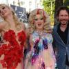 L'équipe du film Tournée de Mathieu Amalric lors de la montée des marches du film  à Cannes le 13 mai 2010
