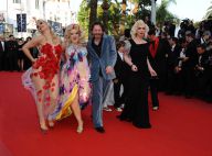 Cannes 2010 : Quand Mathieu Amalric monte les marches avec ses effeuilleuses sexy... elles font un véritable show !