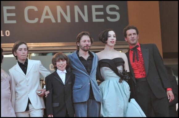 L'équipe du filme de Mathieu Amalric (avec ses fils) lors de la montée des marches du film Tournée le 13 mai à Cannes