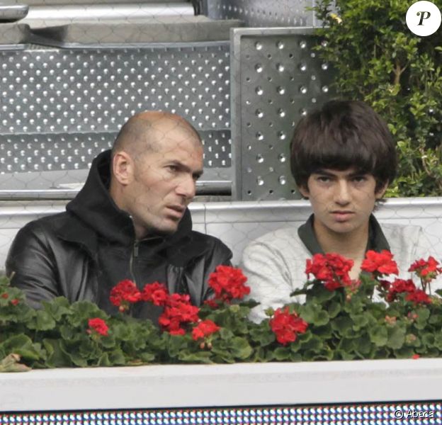 Zinedine Zidane et son fils Enzo assistent à la rencontre opposant Rafael Nadal à l'Ukrainien Dolgopolov, le 12 mai 2010 lors du tournoi de Madrid