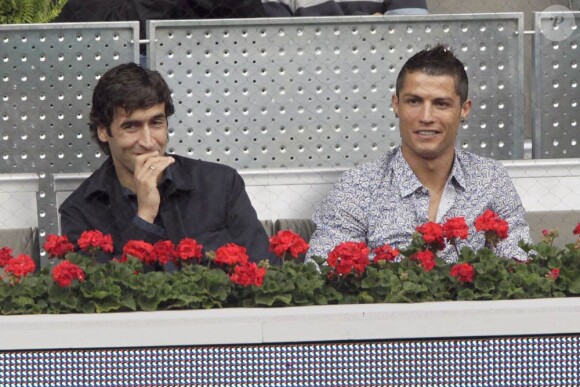 Raul et Cristiano Ronaldo assistent à la rencontre opposant Rafael Nadal à l'Ukrainien Dolgopolov, le 12 mai 2010 lors du tournoi de Madrid
