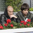Zinedine Zidane et son fils Enzo assistent à la rencontre opposant Rafael Nadal à l'Ukrainien Dolgopolov, le 12 mai 2010 lors du tournoi de Madrid