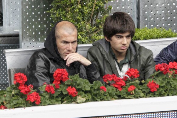 Zinedine Zidane et son fils Enzo assistent à la rencontre opposant Rafael Nadal à l'Ukrainien Dolgopolov, le 12 mai 2010 lors du tournoi de Madrid