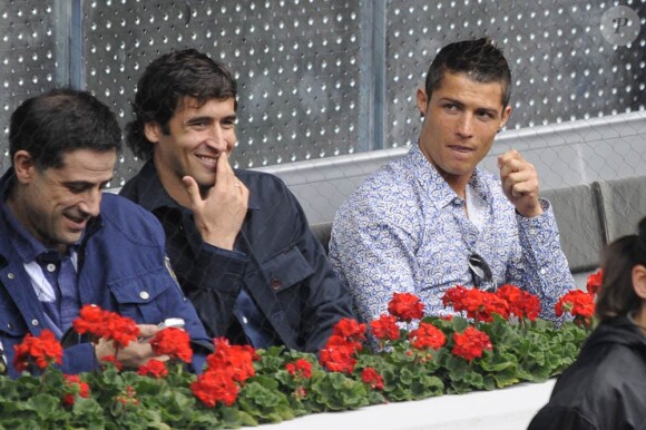 Raul et Cristiano Ronaldo assistent à la rencontre opposant Rafael Nadal à l'Ukrainien Dolgopolov, le 12 mai 2010 lors du tournoi de Madrid