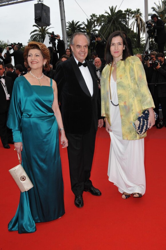 Frédéric Mitterrand et Maria Luisa Parades sur le tapis rouge du Festival de Cannes, avant la projection de You Will Meet A Tall Dark Stranger, de Woody Allen, le 15 mai 2010