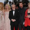 L'équipe de You Will Meet A Tall Dark Stranger : Lucy Punch, Naomi Watts, Woody Allen, Josh Brolin, Gemma Jones sur le tapis rouge de Cannes, le 15 mai 2010