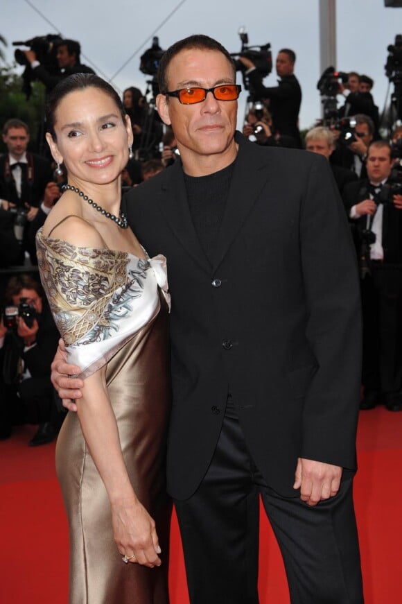 Jean-Claude Van Damme et son épouse Gladys Portugues sur le tapis rouge du Festival de Cannes, avant la projection de You Will Meet A Tall Dark Stranger, de Woody Allen, le 15 mai 2010