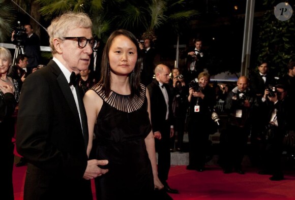 Woody Allen et Soon-Yi Previn sur le tapis rouge du Festival de Cannes, avant la projection de You Will Meet A Tall Dark Stranger, le 15 mai 2010