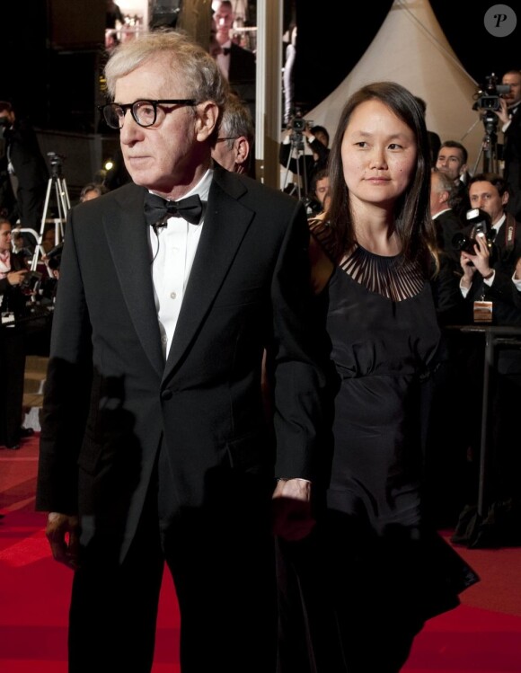 Woody Allen et Soon-Yi Previn sur le tapis rouge du Festival de Cannes, avant la projection de You Will Meet A Tall Dark Stranger, le 15 mai 2010