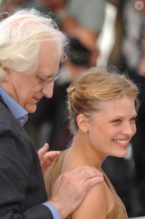 Mélanie Thierry et Bertrand Tavernier lors du photocall du film La Princesse de Montpensier. Le 16 mai 2010 à Cannes.