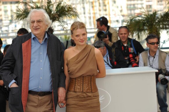 Mélanie Thierry et Bertrand Tavernier lors du photocall du film La Princesse de Montpensier. Le 16 mai 2010 à Cannes.