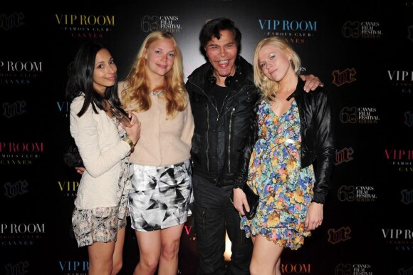 Igor Bogdanoff entouré de ravissantes jeunes femmes pose lors d'une soirée au VIP Room à Cannes durant le 63ème Festival de Cannes le 16 mai 2010